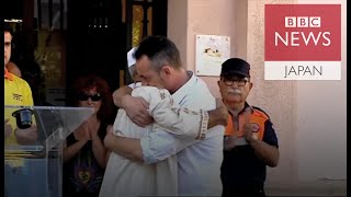 バルセロナ襲撃で息子失ったが…イスラム教指導者と抱擁