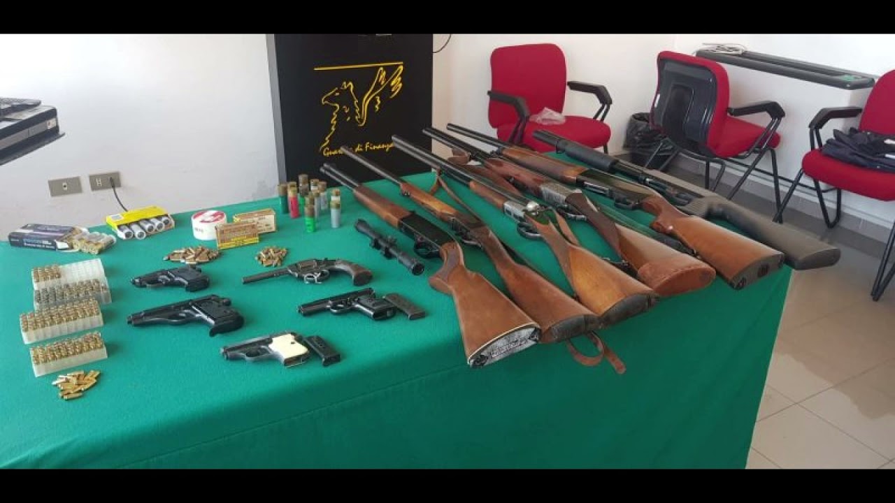 CROTONE: GDF SEQUESTRA ARMI IN UNO STABILE A BELVEDERE SPINELLO