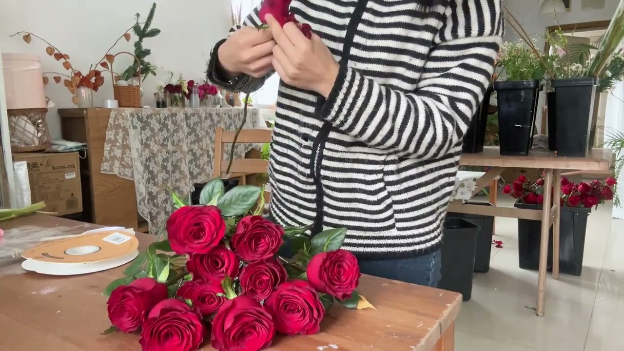 我的花店日常：小手球的季节到了，春天也到啦～今天的花花有：红玫瑰圆形花束、春日氛围感花束、白绿色系小清新花束、郁金香花束、你们最爱哪一束呢？#我的花店日常