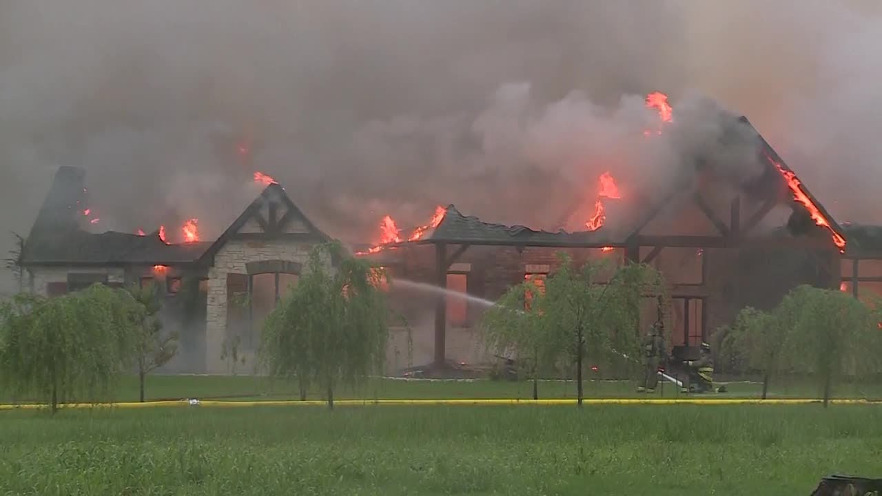 Large flames destroy home in southeast Oklahoma City - YouTube