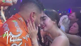 ‼️ Músico Besa A Fan En Pleno Concierto 😱