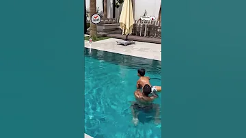 كريستيانو رونالدو يعل م ابنه السباحة 