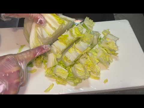 [一人暮らし節約レシピ]白菜4分の1のざく切りの切り方！！