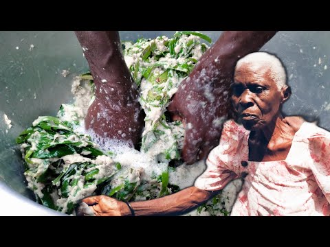 How To Make Traditional Banana Juice, the Ugandan Way | With Grandma.| African Village Lifestyle .