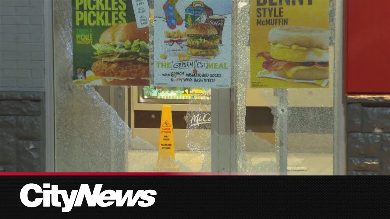 Toronto police search for suspects after restaurant shooting