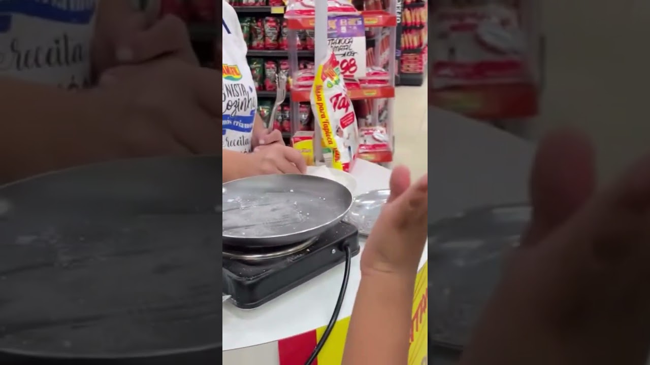 🥥✨ Ámbar descobrindo sabores no mercado: tapioca pela primeira vez!