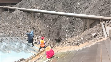 Barge unloading 2600 tons of bauxite ore - A difficult material to unload -Vlog of work on the barge