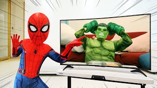 Spider - Man vs MAGIC TELEVISION!! 스파이더맨은 마법의TV에서 물건을 꺼내요