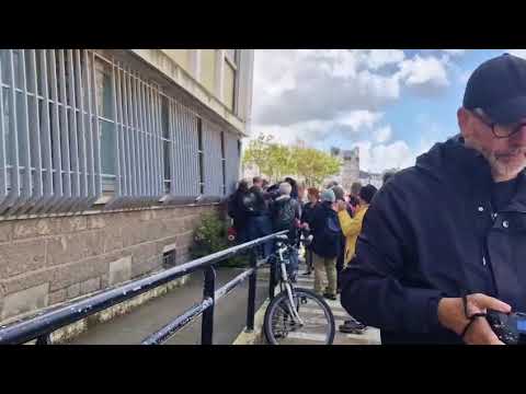 "Bloquons tout" à Cherbourg : un militant interpellé sort de garde à vue, applaudi par ses soutiens