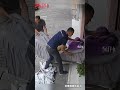这一脚踹得及时!路边店铺着火,男子踹门救援 #感动瞬间