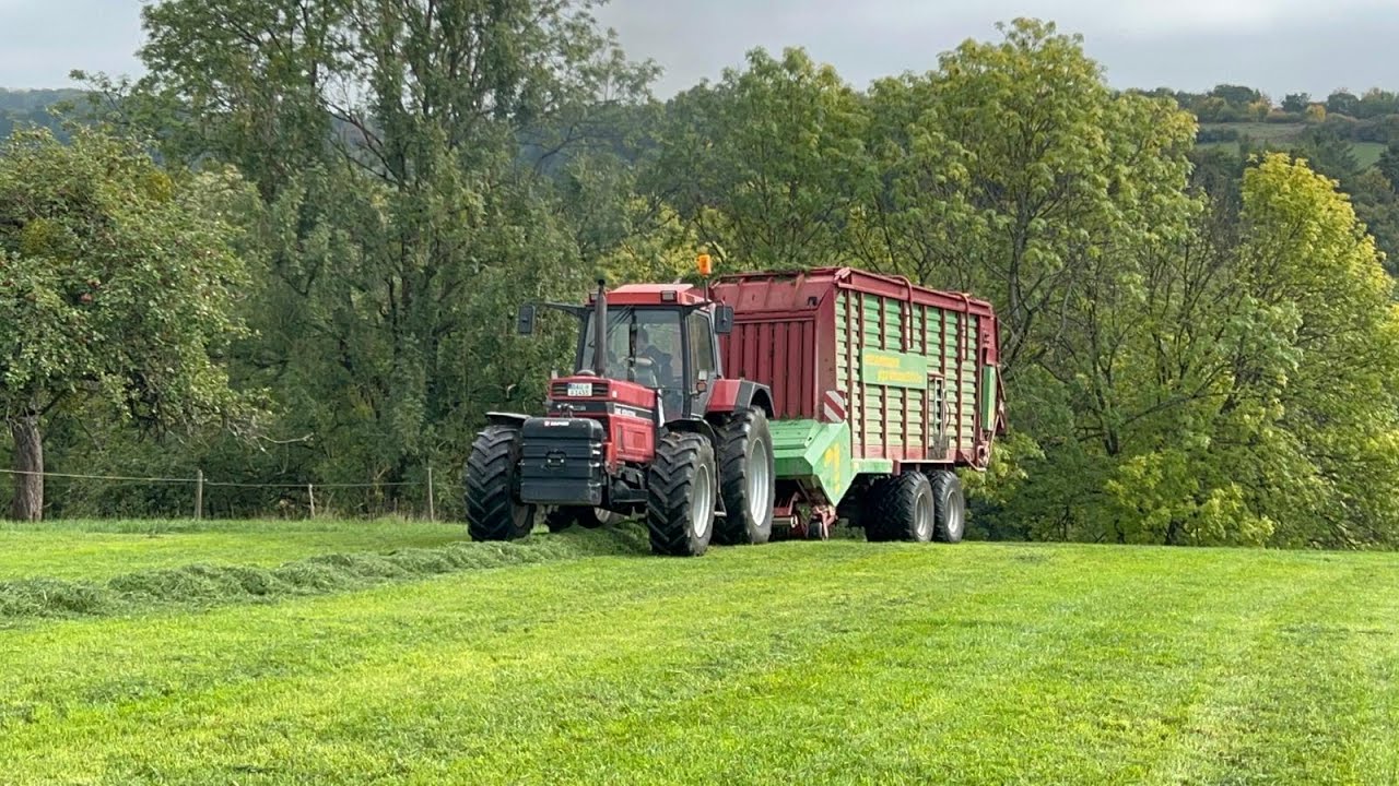 Ladewagen im Lohn fahren mit dem 1455xl und Strautmann Giga Vitesse
