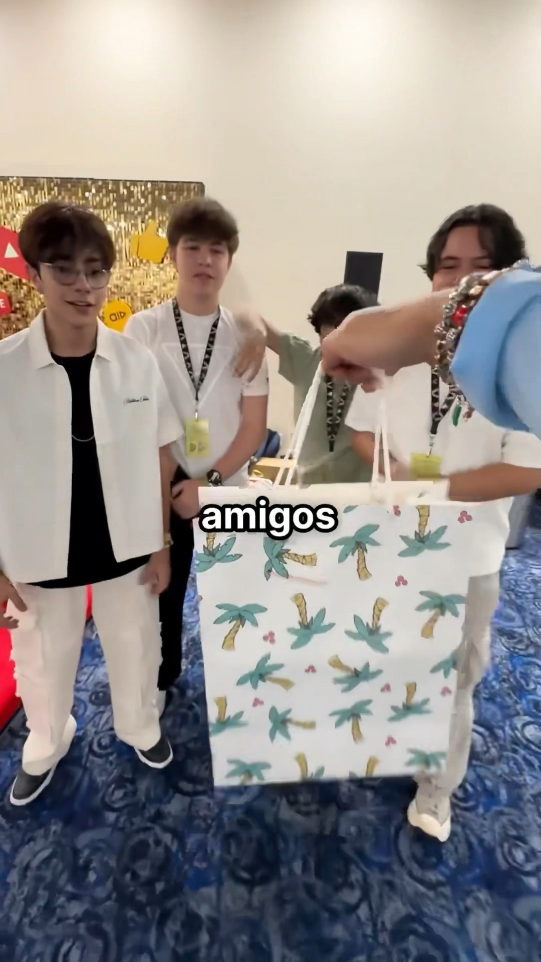Le Doy un Regalo a la Vecibanda de Fede Vigevani ?