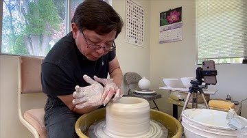 402. Throwing a Tall Roller Texture Vase with Hsin-Chuen Lin 林新春 滾花高瓶拉坯示範
