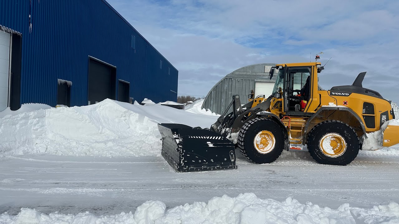 **Snow Plowing Commercial Lot / Over 2 Feet Of Snow / 8' height Snow Drift** VOLVO L70H W/ Wing Plow