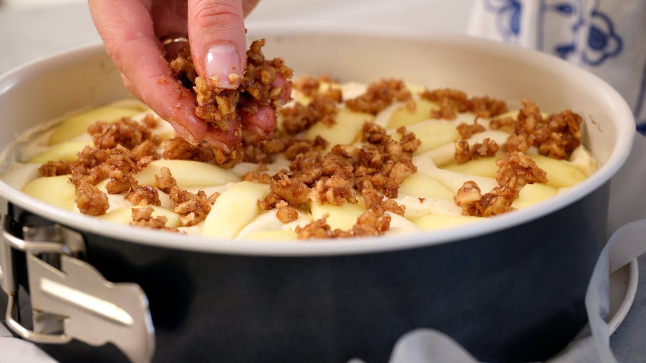 Исторический яблочный пирог с грецкими орехами! Простой рецепт сочного яблочного пирога