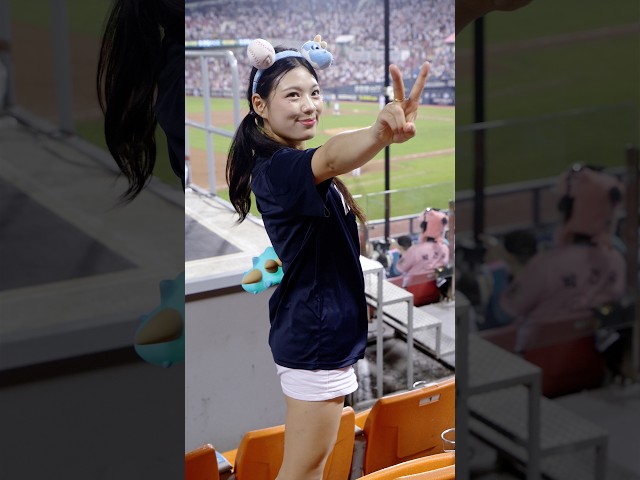 카메라 보고 상큼하게 브이 날려주는 NC 안수연 치어리더 ✌️🩵