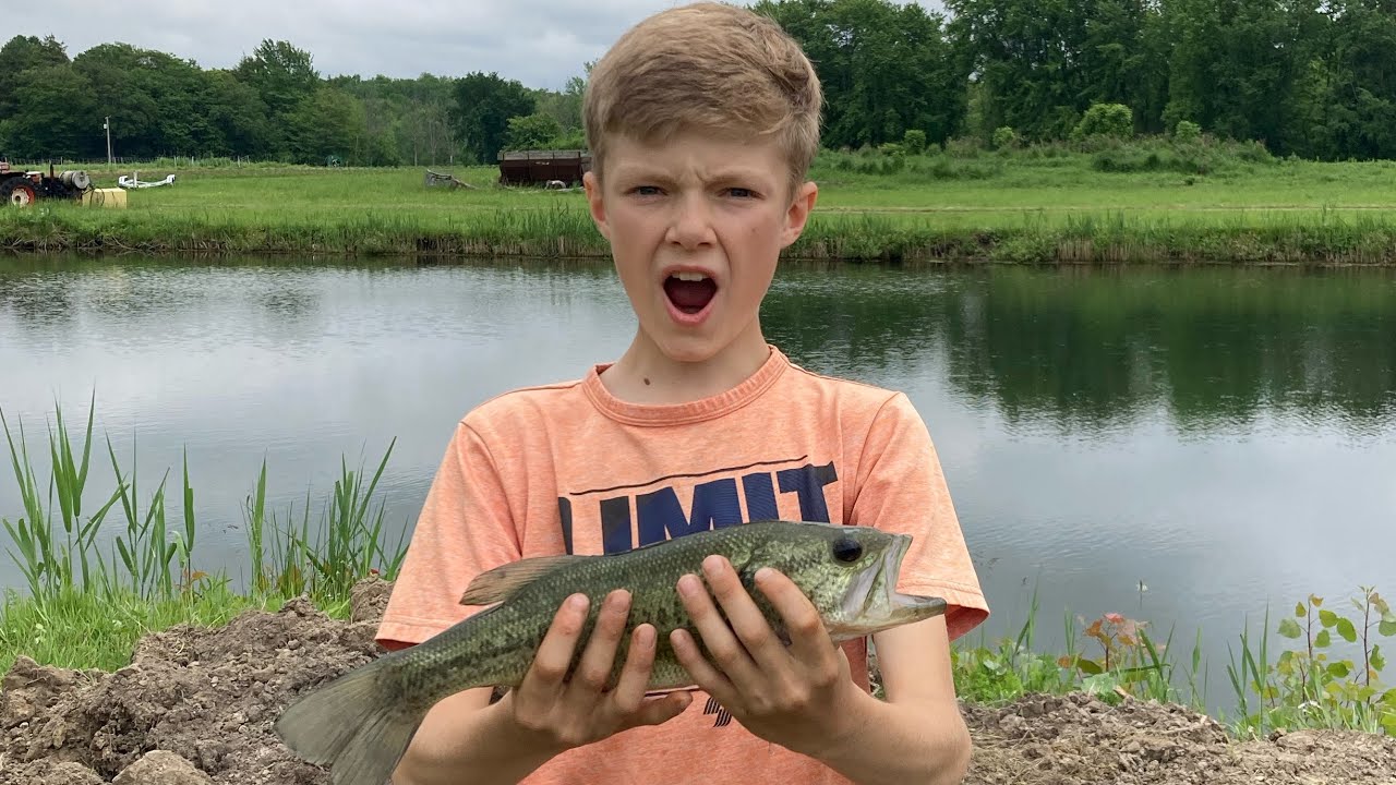 Pond Bass Fishing Battle 🎣