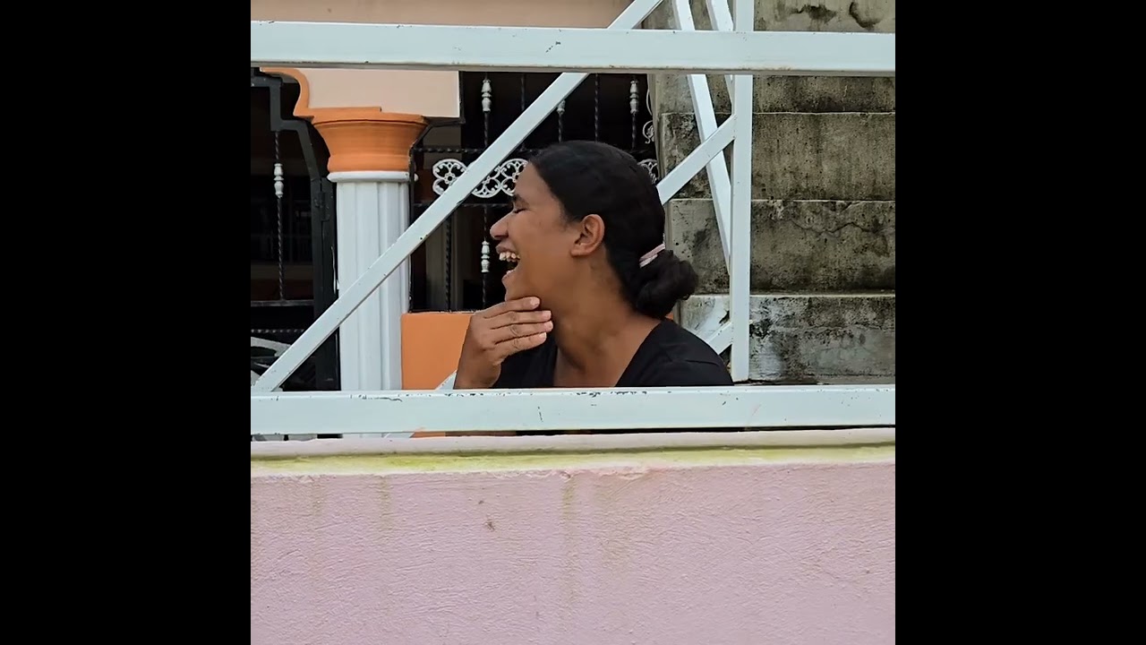 Mi vecina llega, me cuenta un chisme y de paso se come mi comida 🫥