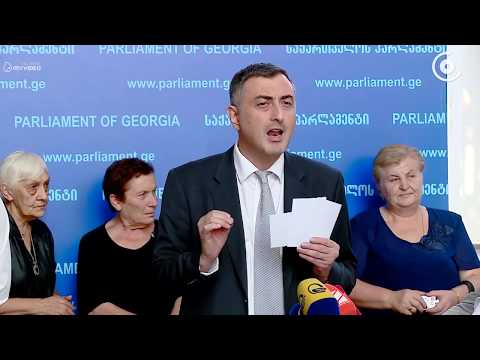 ტყიბულის მეორე საჯარო სკოლის მოსწავლეების მშობლები სასწავლო პროცესის სხვა სკოლაში გადატანას აპროტესტ