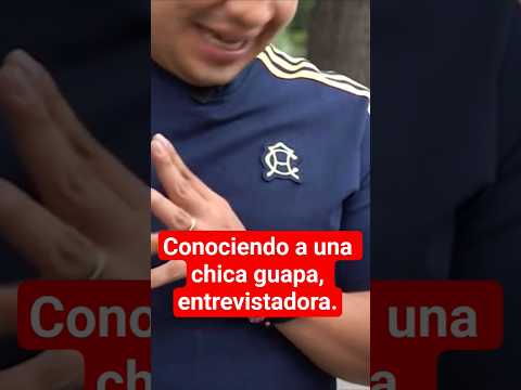 Conociendo a una chica guapa, entrevistadora.