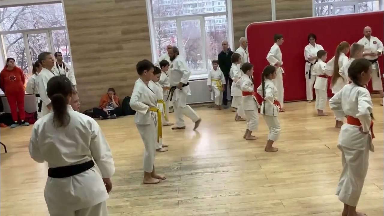 Мальчик каратист оранжевый пояс