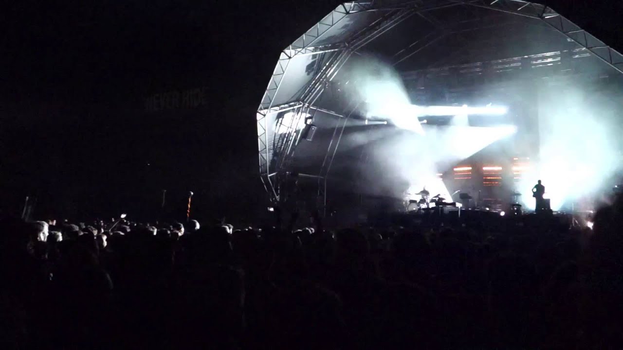 Chet Faker, Intro to his set - YouTube