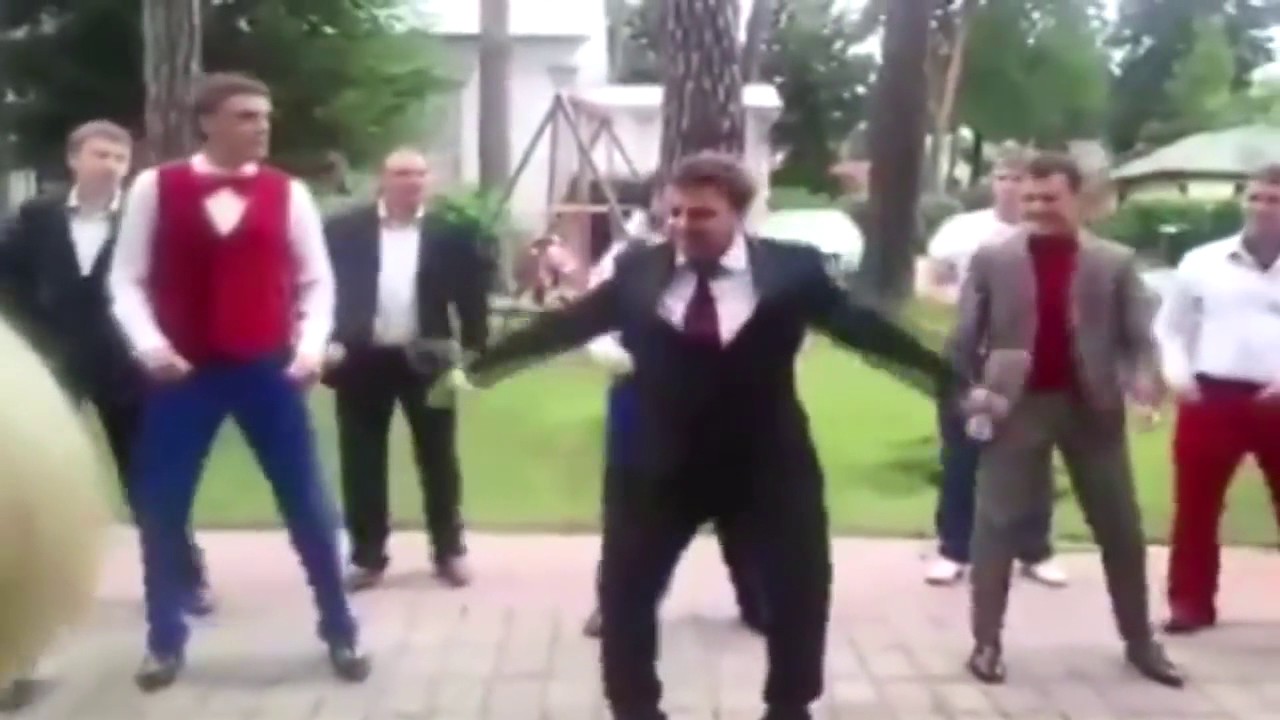 Русские мужики танцуют. Мужик жжет на свадьбе. О Боже какой мужчина танец. Чуваки танцуют в костюмах русских народных. Парень танцует на свадьбе гигабайт.