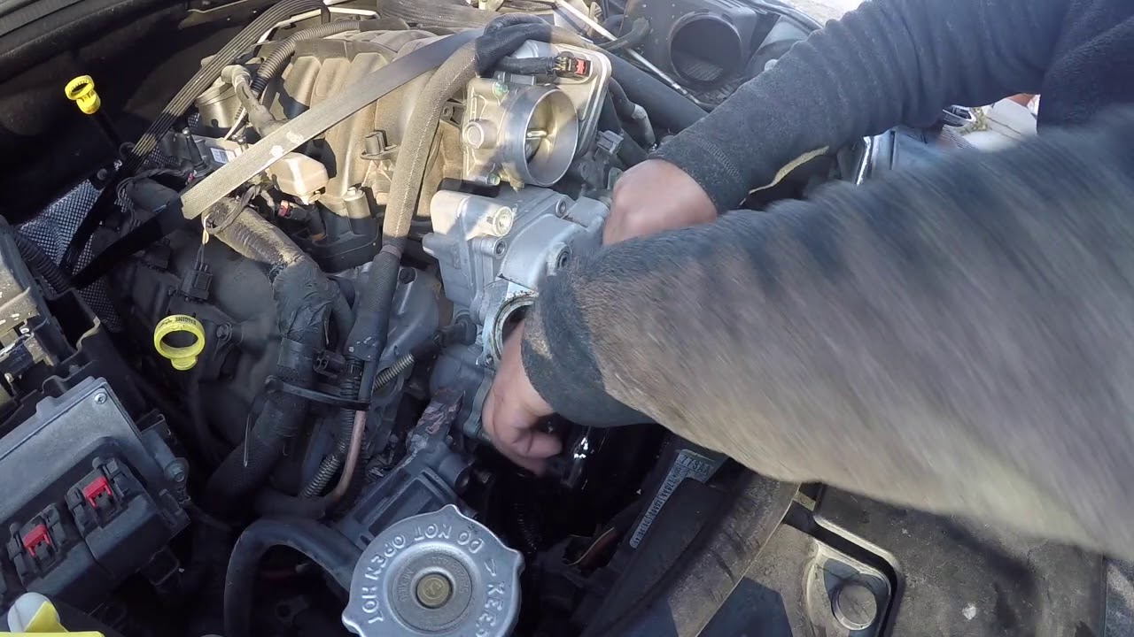 2012 Dodge Durango 5.7 HEMI remplazo de bomba de agua (parte 1)