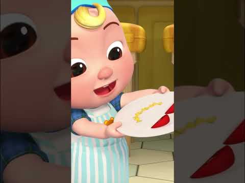 🎵 Вот как мы ужинаем! | Весёлая песенка для детей #shorts #дети #ужин #песенка 🍽️🎶