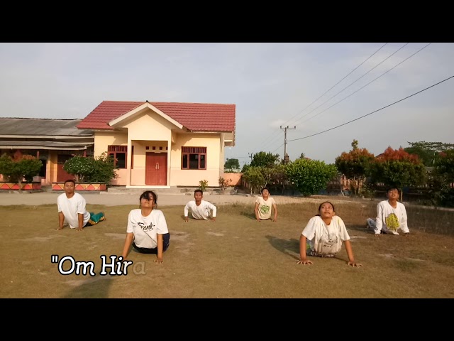 Yoga surya namaskar 12 gerakan class=