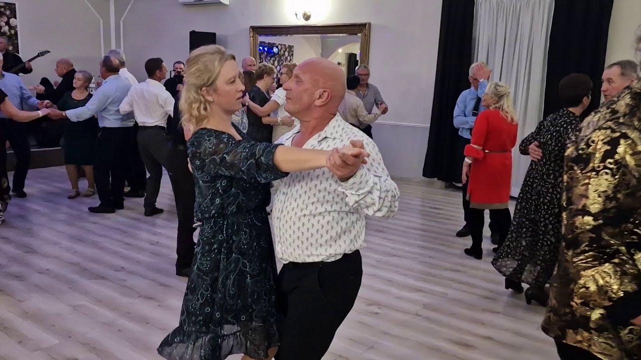 11.11.2023 'Białe łabędzie' - pływały po parkiecie. Taniec tej pary to coś niesamowitego!