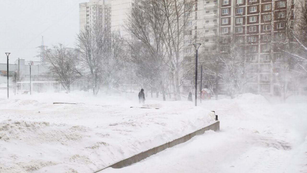 Метель не утихает в Москве. Сугробы выросли до сорока двух сантиметров