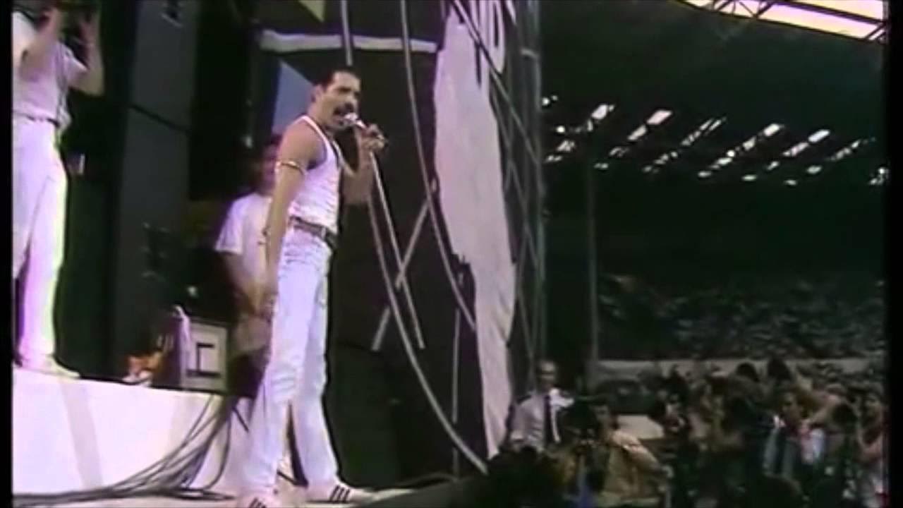 Фредди меркьюри уэмбли 1985. Queen концерты 1985. Фредди меркури концерт на стадионе уэмбли 1986. Live aid 1985 queen. Группа queen live aid.