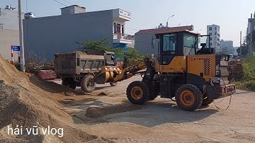 Máy xúc múc cát lên công nông vận chuyển đi công trình xây dựng#congnongbabanh