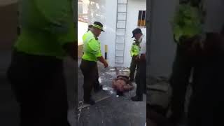 Honduras Policías Municipales de San Pedro Sula golpean y dejan caer un indigente