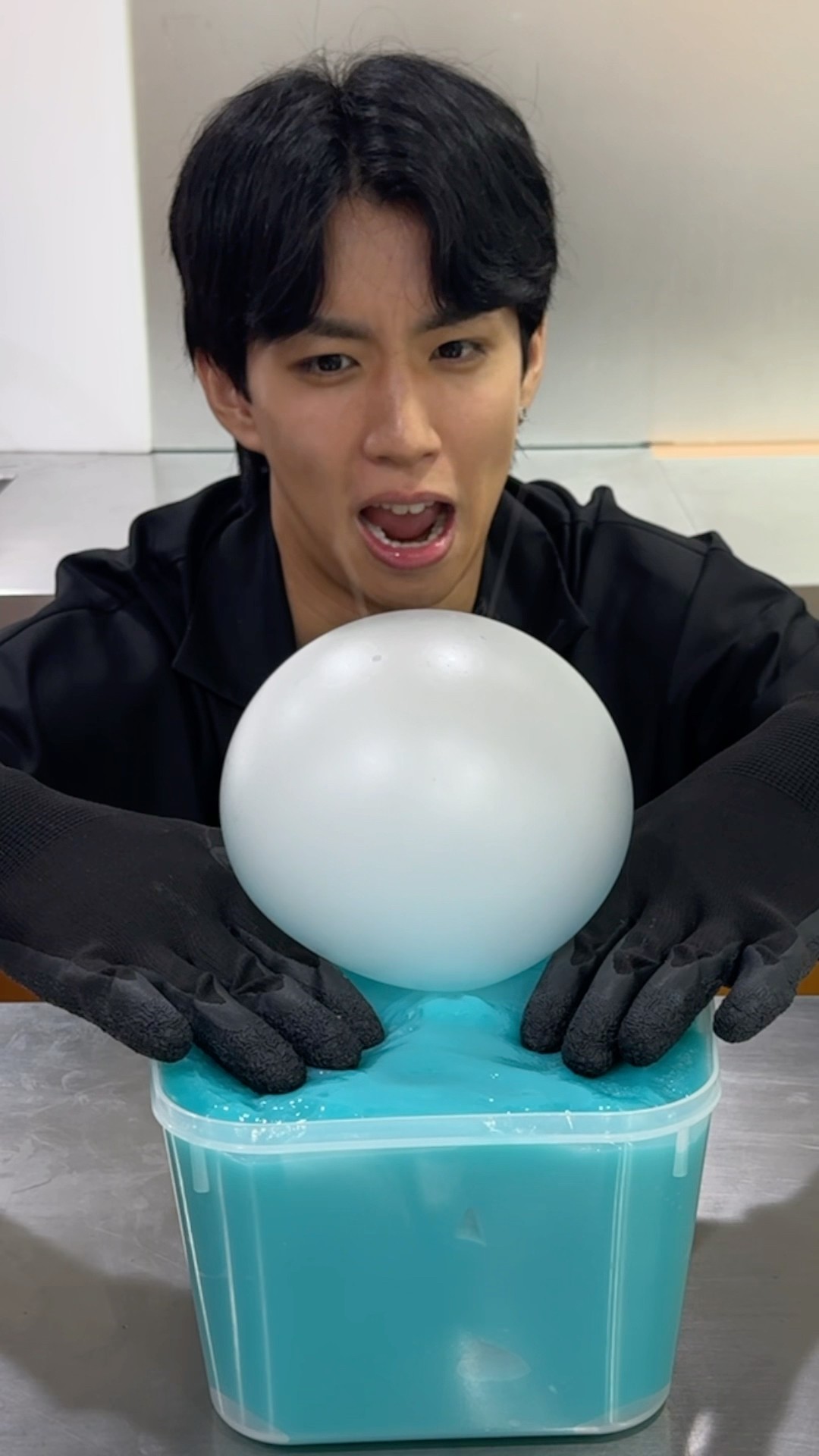 スライムの中にドライアイスをぶち込んだ結果…