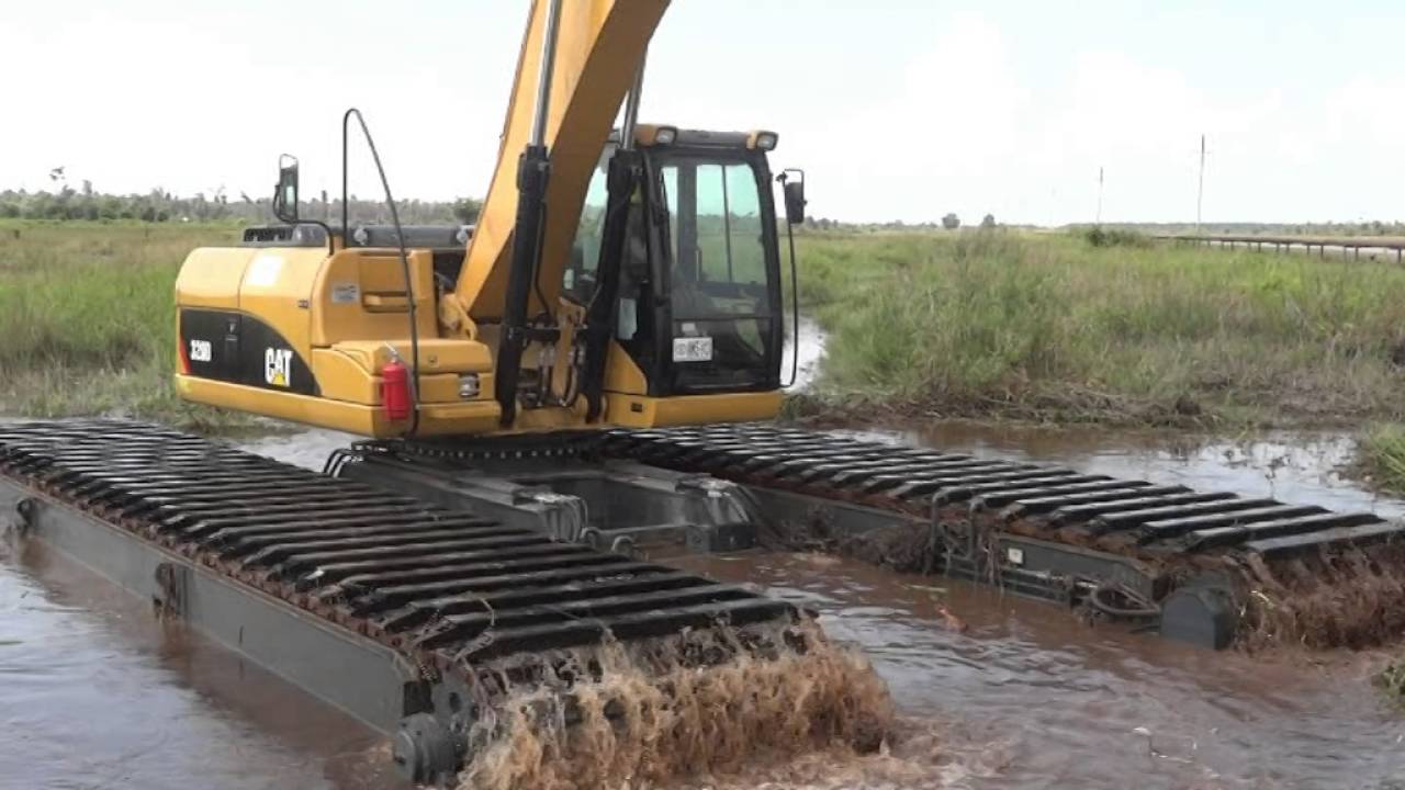 test amphibious excavator swamp CAT 320D long arm di Riau 