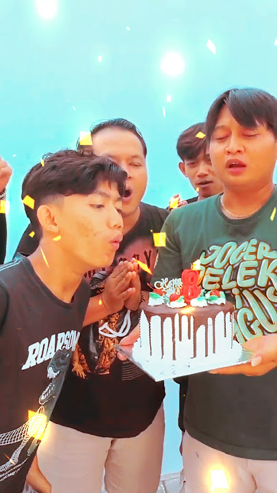 Selamat ulang tahun! Entul tiup kue ulang tahun GWSM ke 8. 🎂😮‍💨