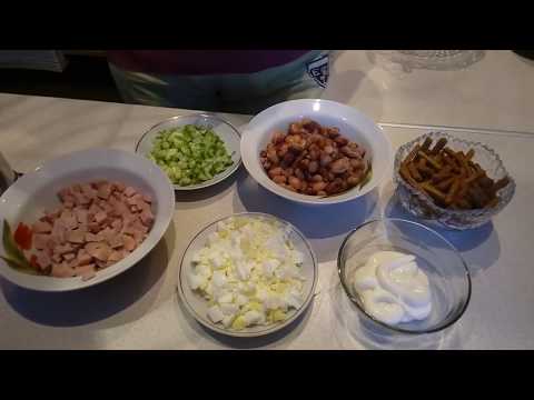 Видео рецепт Салат с фасолью, ветчиной и сухариками