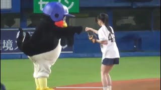 乃木坂46賀喜遥香さんと始球式後にグータッチするつば九郎 2023.03.31 プロ野球 ヤクルトスワローズvs広島カープ