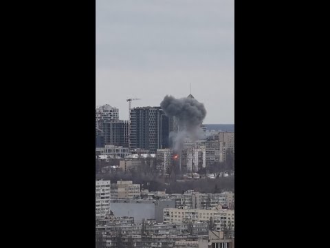 Russia launches massive attack on Kyiv - YouTube