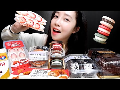 デザート ASMR モクバン。マカロン イチゴサンドイッチ パン オムレツ