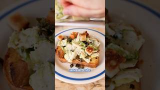 Herzhafte und glutenfreie Arme Ritter mit veganem Caesar Salad #rezept #veganerezepte #glutenfree
