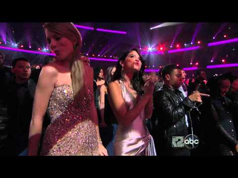Video: Heidi Klum un Christina Aguilera ir stilīgākās Amerikas mūzikas balvu pasniegšanas ceremonijā