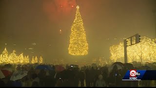 Big crowd turns out for lighting of KC mayor's Christmas tree