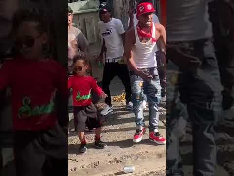 El que la pone