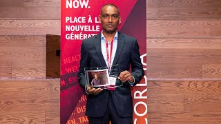 Duraichelvan Raju accepts the Outstanding Student Leader Award