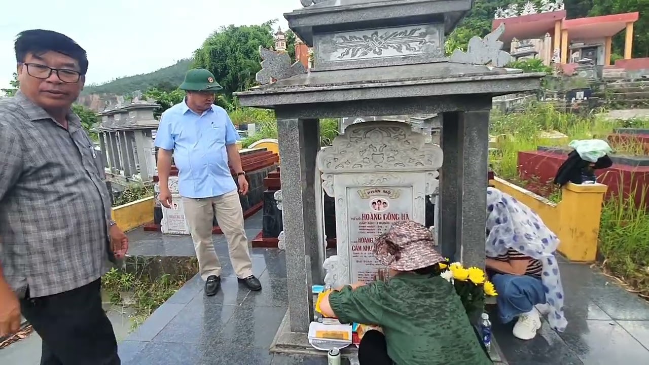 ANH, CHỊ, CÁC EM & CHÁU  VIẾNG MỘ ANH VÀ HAI CHÁU - NHÂN NGÀY  GIỖ HL ANH HOÀNG CÔNG HÀ 19/6/ẤT TỴ.