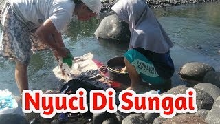 Nyuci Di Sungai Yang Surut Sambil Cari Ikan.wkwkw