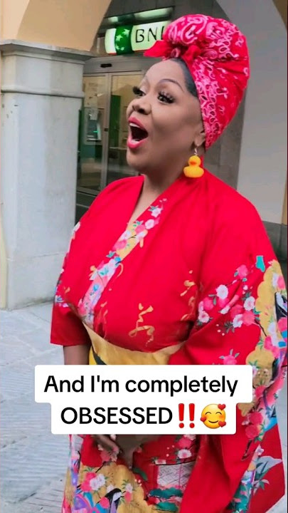 Vocal Coach tries on KIMONO for the first time and loves it!